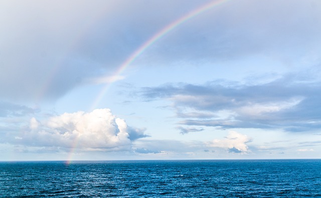 虹が出る海